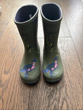Kids Green Dinosaur Rain Boots is size 10